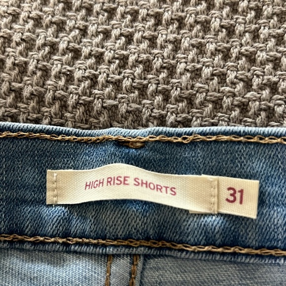 Levis high rise shorts size 31 - Picture 4 of 5